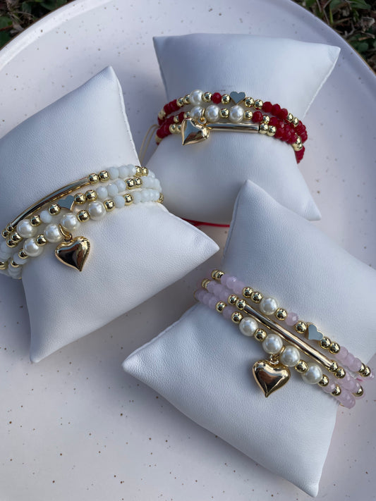 Set de pulseras con perlas y corazon