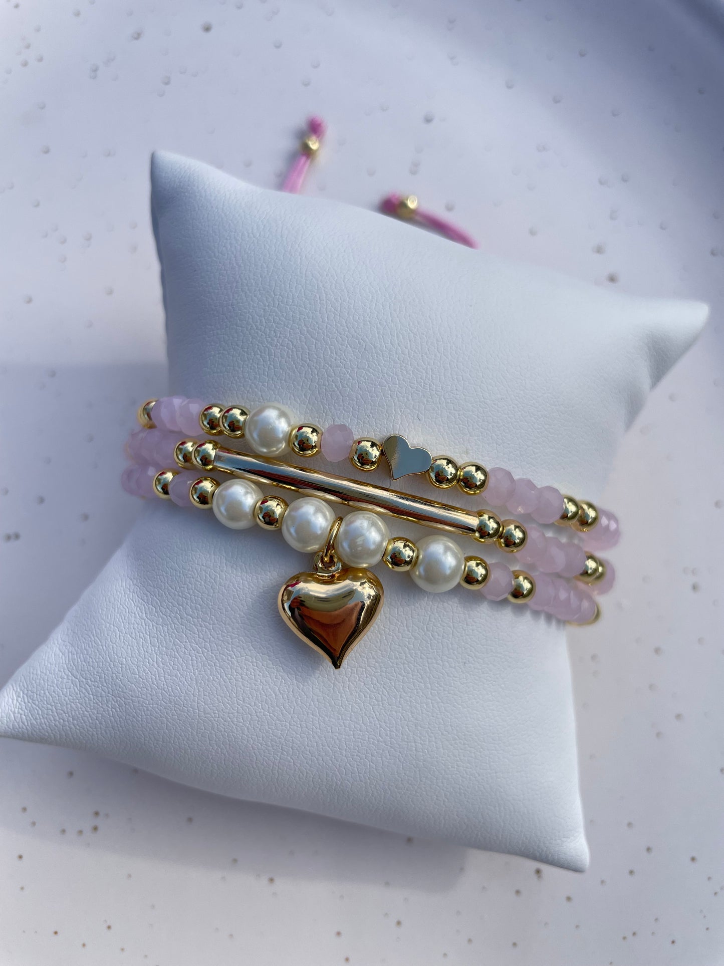 Set de pulseras con perlas y corazon